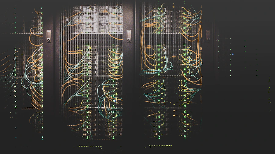 Corredor de data center com fileiras de racks e cabeamento organizado